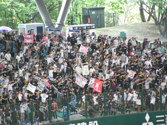 西武ドーム外野自由席　熱心に応援する埼玉西武ライオンズファンたち